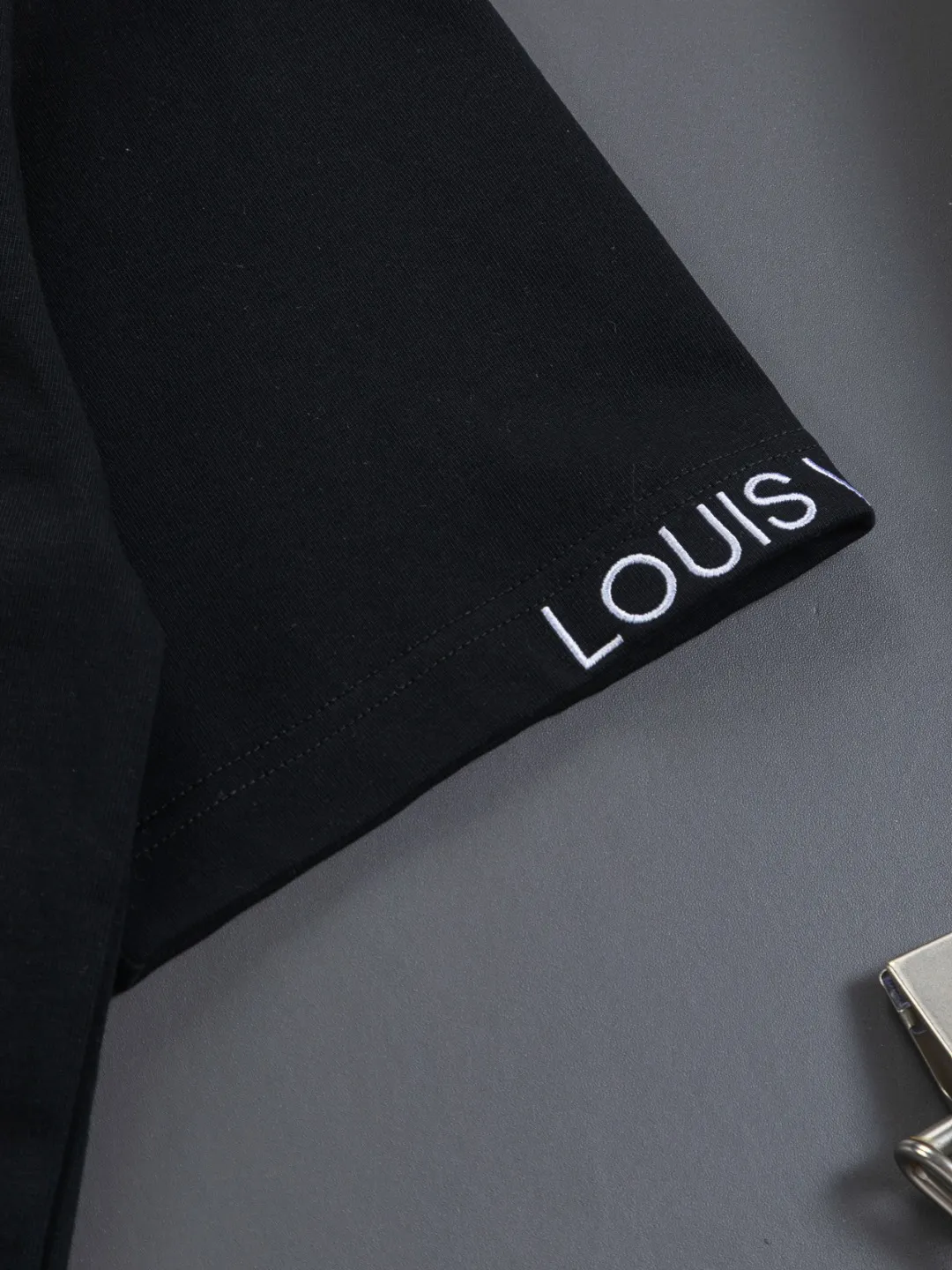🅿️190 Louis Vuitton 1V LV micro-wide version S-XL LV 26ss new product counters are available at the same time. Multiple craftsmanship, simple letters embroidery on the collar + simple letter logo on the cuffs 🪡 embroidery, round neck short-sleeved T-shirt, same style for men and women! Consigned to one-to-one creation. Synchronized with the official website, pure cotton fabrics at the counter! It is close to the skin and comfortable, durable and easy to wear. It has a classic and simple logo design and meticulous original craftsmanship. Short-sleeves, a must-have item for men, do not appear to be the same for the general public, but must be unique and eye-catching. This LV short-sleeve is all about quality, comfort, the same shape and fashion as always, including fabrics and cutting techniques. All of them have been made with great effort! 320 grams of washed pure cotton fabric, pure cotton is breathable, very refreshing and comfortable for daily wear. The rib knitting on the neckline is smooth and tight, and the neckline will not be skewed if you toss it at will. The loose version, you will find that it looks really good on the upper body. The overall is minimalist and neat, super versatile for daily use! Pair it casually with a pair of pants for a youthful look. A T-shirt will make your outfit crazy. It is a fashionable item that can never go wrong! Color: Black White Size: S-XL Size chart: S: Shoulder width 50-Bust 56-Length 70 M: Shoulder width 52-Bust 57-Length 72 L: Shoulder width 54-Bust 59-Length 74 XL: Shoulder width 56-Bust 62-Length 76